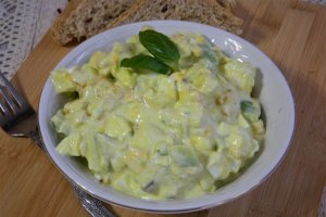 Salata de oua cu avocado si porumb