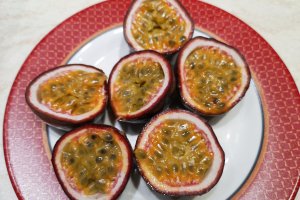 Desert prajitura cu mango si fructul pasiunii