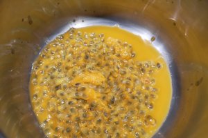 Desert prajitura cu mango si fructul pasiunii