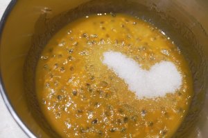 Desert prajitura cu mango si fructul pasiunii