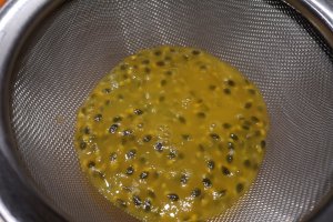 Desert prajitura cu mango si fructul pasiunii
