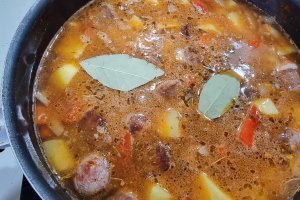 Tocanita de cartofi cu carnati proaspeti de porc