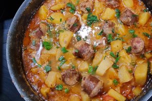 Tocanita de cartofi cu carnati proaspeti de porc