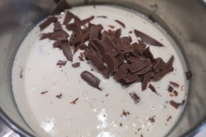 Desert tort cu crema namelaka de mure si ciocolata
