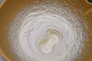 Desert tort cu crema namelaka de mure si ciocolata
