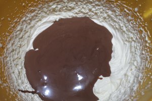 Desert tort cu crema namelaka de mure si ciocolata