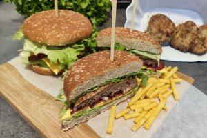 Hamburgeri de casa cu chiftele de vita
