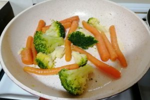 Muschiulet cu bacon si garnitura de legume