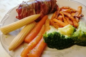 Muschiulet cu bacon si garnitura de legume