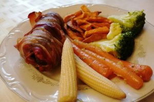 Muschiulet cu bacon si garnitura de legume