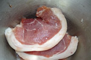 Cosulete de jambon umplute cu legume, coapte in oala de lut