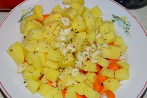 Cosulete de jambon umplute cu legume, coapte in oala de lut