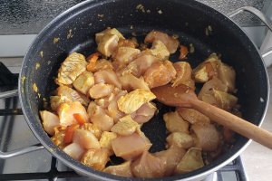 Curry de pui cu lapte de cocos, reteta delicioasa cu o savoare exotica