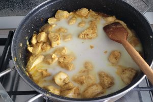 Curry de pui cu lapte de cocos, reteta delicioasa cu o savoare exotica