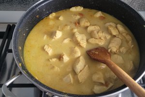 Curry de pui cu lapte de cocos, reteta delicioasa cu o savoare exotica