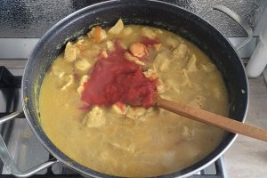 Curry de pui cu lapte de cocos, reteta delicioasa cu o savoare exotica