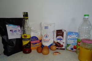 Desert prajitura cu ciocolata si frisca ( reteta nr.900 de dulciuri)