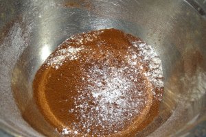 Desert prajitura cu ciocolata si frisca ( reteta nr.900 de dulciuri)