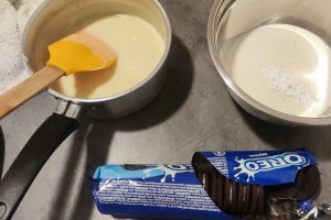 Desert prajitura cu cirese si biscuiti oreo