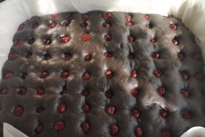 Desert prajitura cu blat de cacao, visine si branza