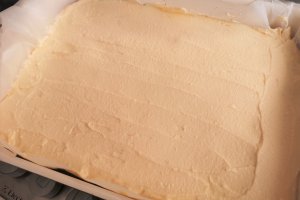 Desert prajitura cu blat de cacao, visine si branza