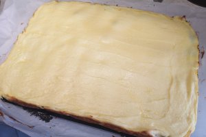 Desert prajitura cu blat de cacao, visine si branza