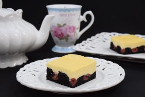 Desert prajitura cu blat de cacao, visine si branza