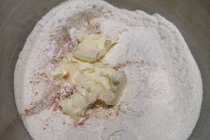 Desert tort cu namelaka de ciocolata si jeleu de zmeura