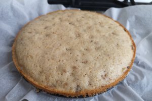 Desert tort cu namelaka de ciocolata si jeleu de zmeura
