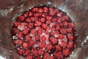 Desert tort cu namelaka de ciocolata si jeleu de zmeura