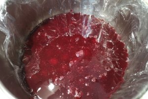 Desert tort cu namelaka de ciocolata si jeleu de zmeura