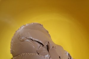 Desert tort cu namelaka de ciocolata si jeleu de zmeura