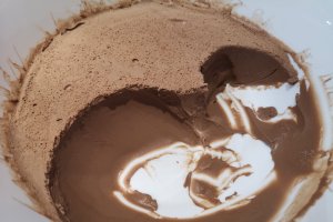 Desert tort cu namelaka de ciocolata si jeleu de zmeura
