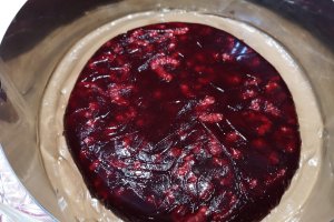 Desert tort cu namelaka de ciocolata si jeleu de zmeura
