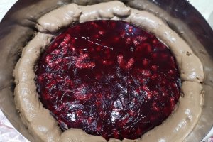 Desert tort cu namelaka de ciocolata si jeleu de zmeura