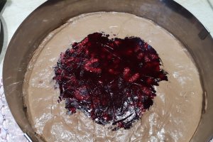 Desert tort cu namelaka de ciocolata si jeleu de zmeura