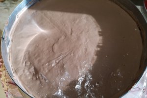 Desert tort cu namelaka de ciocolata si jeleu de zmeura