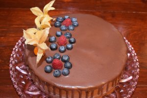 Desert tort cu namelaka de ciocolata si jeleu de zmeura