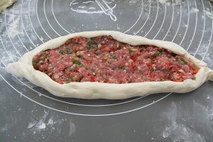 Pide cu carne tocata (pizza turceasca)