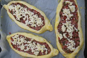 Pide cu carne tocata (pizza turceasca)