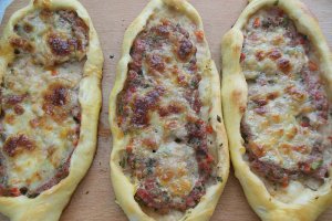 Pide cu carne tocata (pizza turceasca)