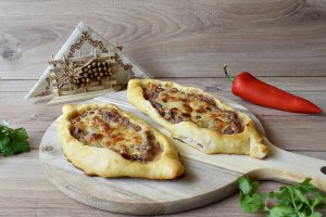 Pide cu carne tocata (pizza turceasca)