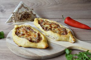 Pide cu carne tocata (pizza turceasca)