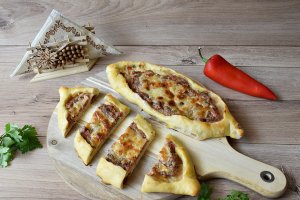 Pide cu carne tocata (pizza turceasca)