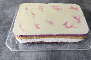 Desert prajitura aniversara cu mousse de cirese si ciocolata alba