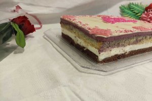 Desert prajitura aniversara cu mousse de cirese si ciocolata alba