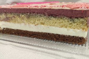 Desert prajitura aniversara cu mousse de cirese si ciocolata alba