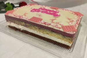 Desert prajitura aniversara cu mousse de cirese si ciocolata alba