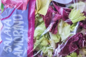 Salata cu mozzarella si crutoane de mamaliga