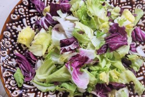 Salata cu mozzarella si crutoane de mamaliga